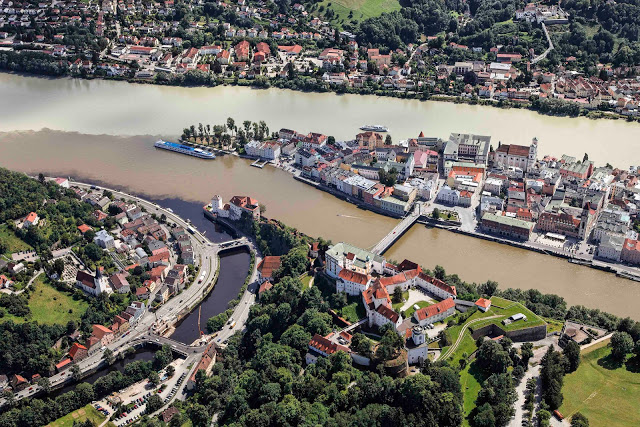 Luftbild von der Dreiflüssestadt Passau mit Inn- und Ilzmündung